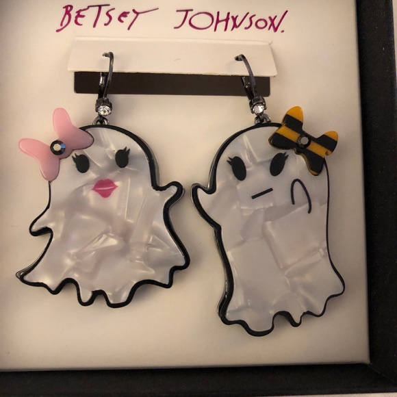 Betsey Johnson Hematite Tone & White Acrylic Ghost Mismatch Drop Earrings NIB - Picture 4 of 12
